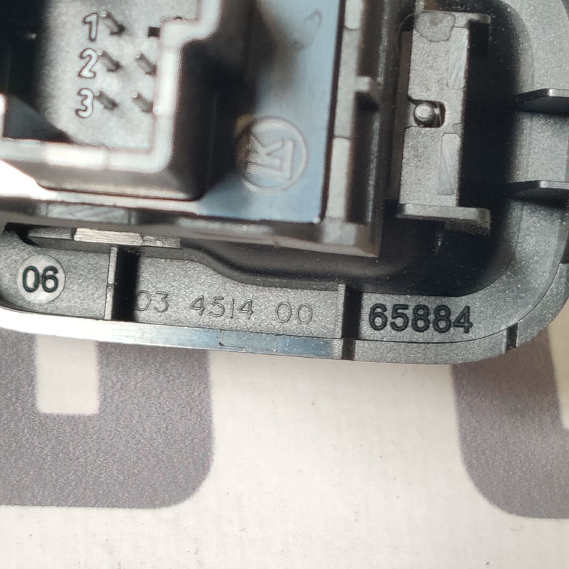 Кнопка склопідіймача Volvo V50 (04-12) 2.0D зад OEM 30658449