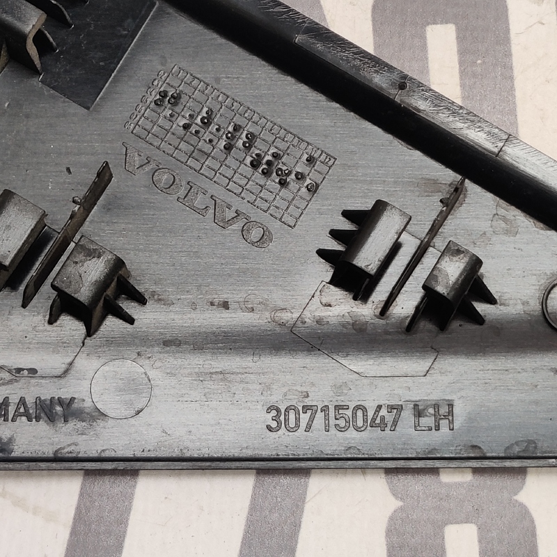 Накладка салону Volvo V50 04-12 2.0D задня ліва OEM 30715047