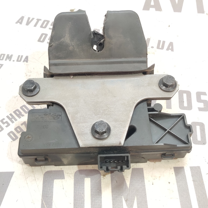 Замок багажника Volvo V50 (04-12) 2.0D зад OEM 01041111905