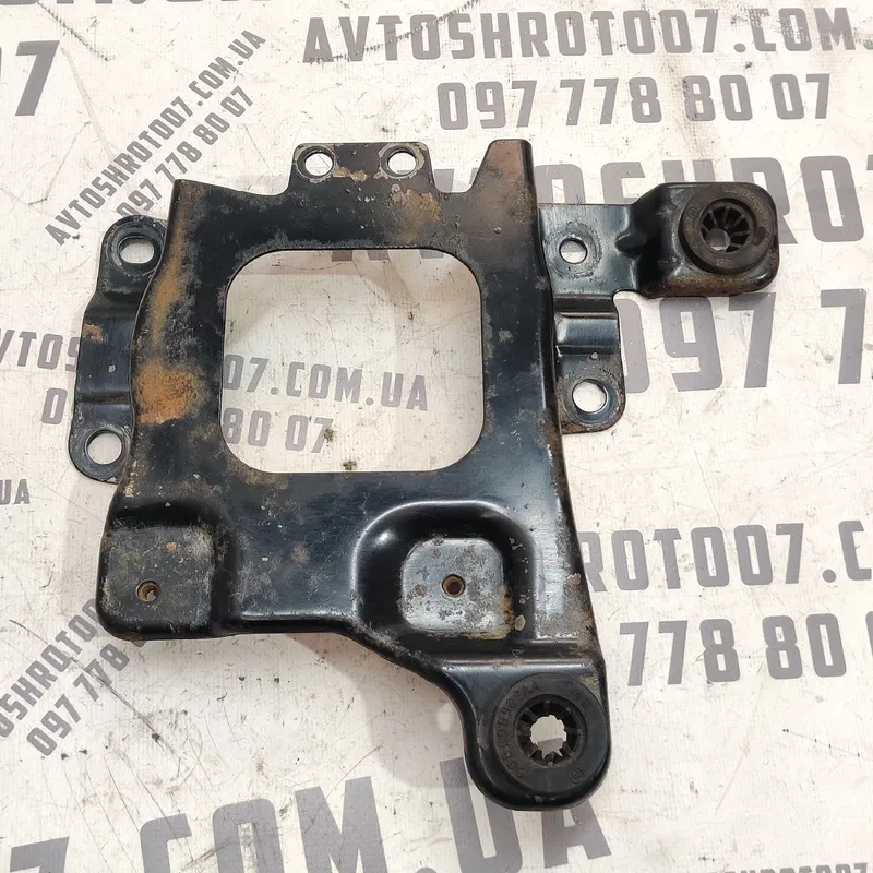 Кріплення АКБ Volvo V50 (04-12) 2.0D ліве OEM 3m51r6k03aaf
