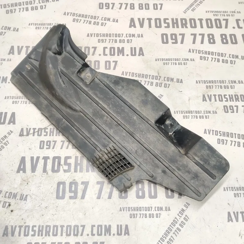 Накладка Volvo V50 04-12 2.0D задня права нижня OEM 30714863