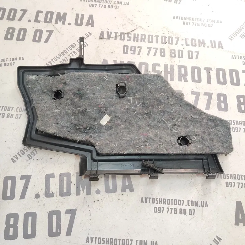 Накладка салону Toyota Auris (06-12) 1.6 Бензин права нижня