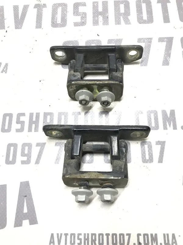 Завіса кришки багажника Kia Sorento (02-09) 2.5 D4CB Дизель