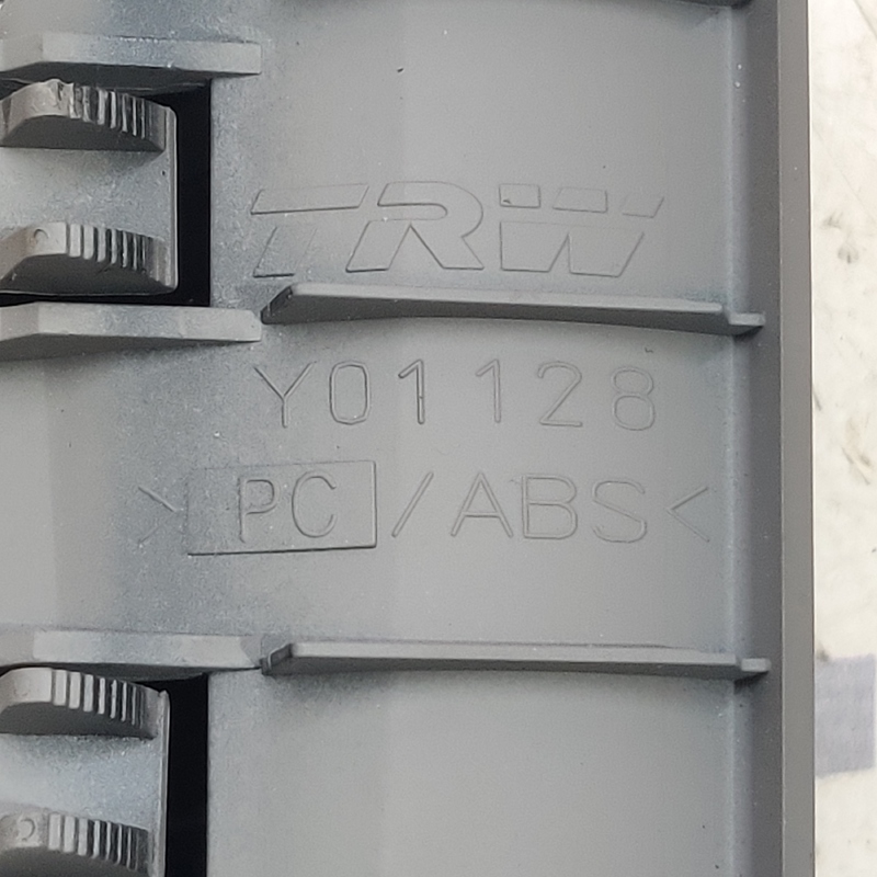 Дефлектор обдуву Volvo V50 (04-12) 2.0D Правий OEM 30715099