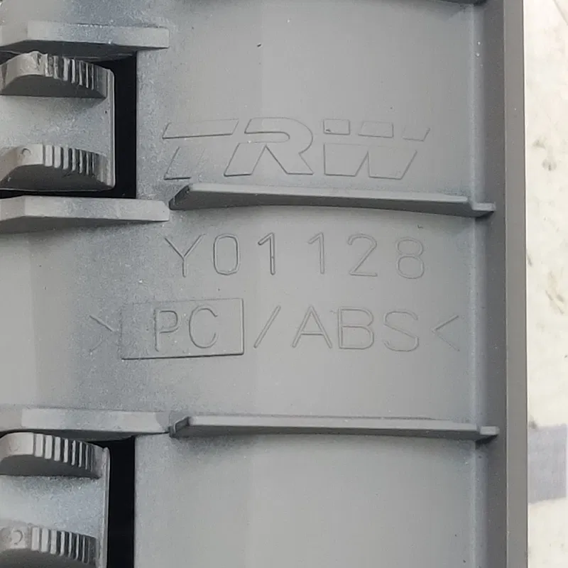 Дефлектор обдуву Volvo V50 (04-12) 2.0D Правий OEM 30715099
