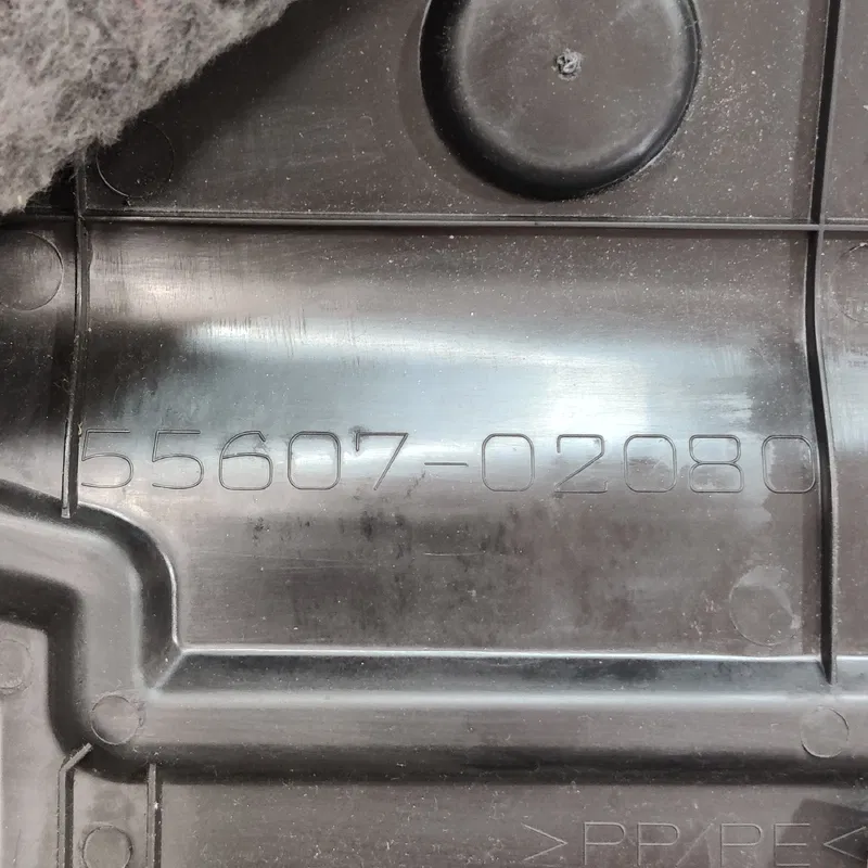 Накладка салону Toyota Auris (06-12) 1.6 Бензин права нижня