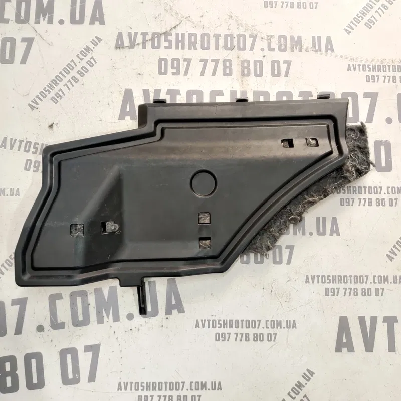 Накладка салону Toyota Auris (06-12) 1.6 Бензин права нижня