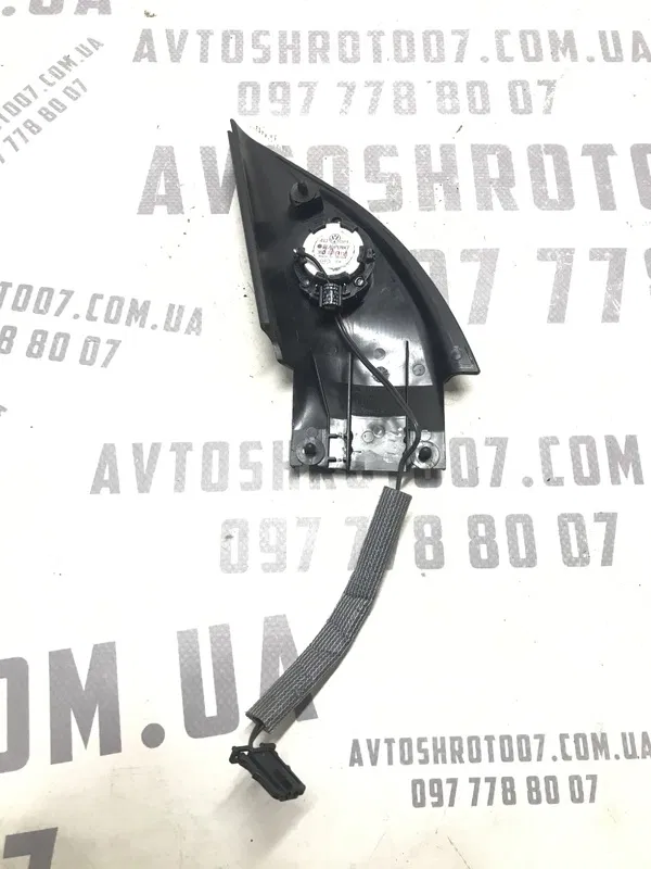 Накладка VW Passat B5+ (00-05) 1.9 TDI права OEM 3B0837994