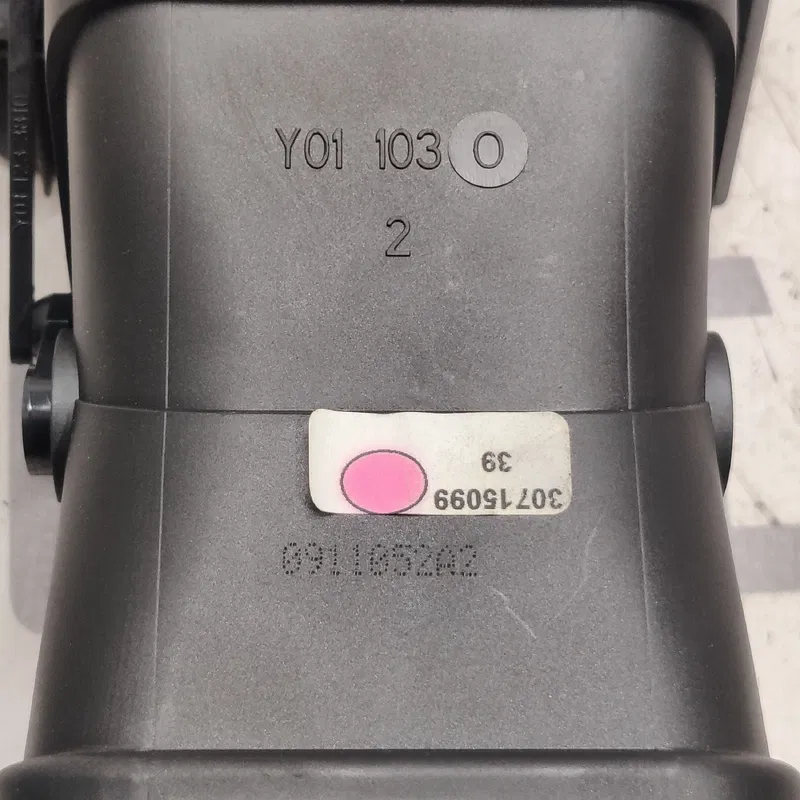Дефлектор обдуву Volvo V50 (04-12) 2.0D Правий OEM 30715099