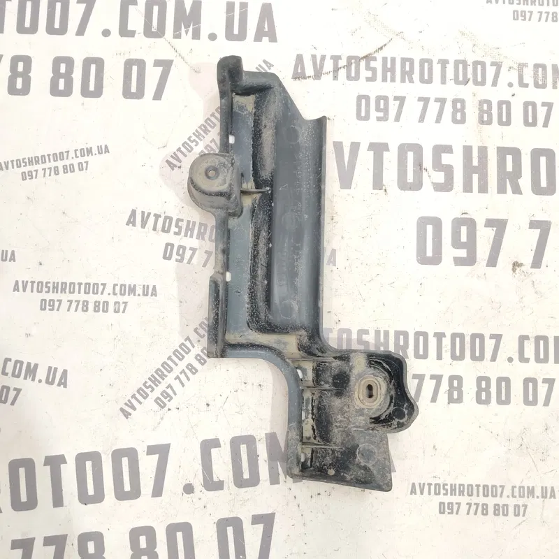Накладка Toyota Auris (06-12) 1.6 Benzin задня права нижня