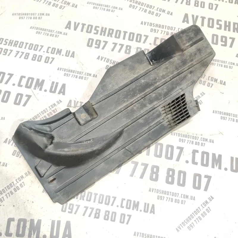 Накладка Volvo V50 04-12 2.0D задня права нижня OEM 30714863