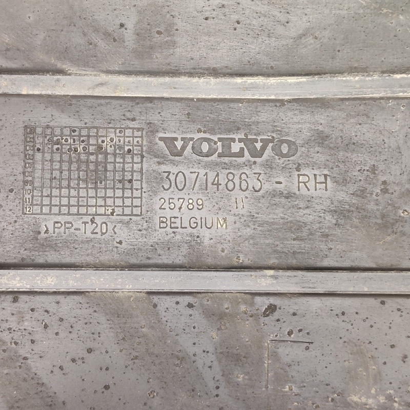 Накладка Volvo V50 04-12 2.0D задня права нижня OEM 30714863