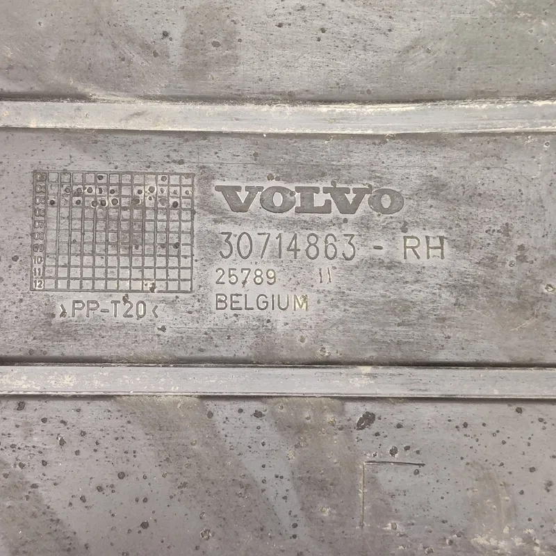 Накладка Volvo V50 04-12 2.0D задня права нижня OEM 30714863