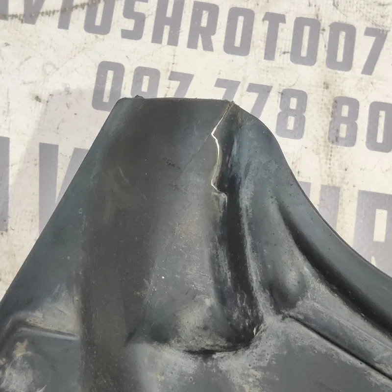 Накладка Volvo V50 04-12 2.0D задня права нижня OEM 30714863