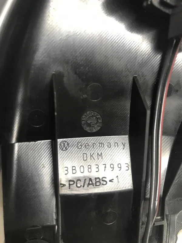 Накладка VW Passat B5+ (00-05) 1.9D перед ліва OEM 3b0837993