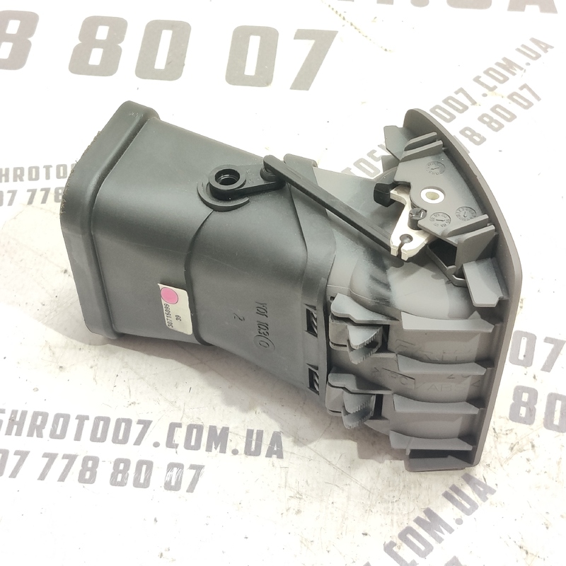 Дефлектор обдуву Volvo V50 (04-12) 2.0D Правий OEM 30715099 фото 2