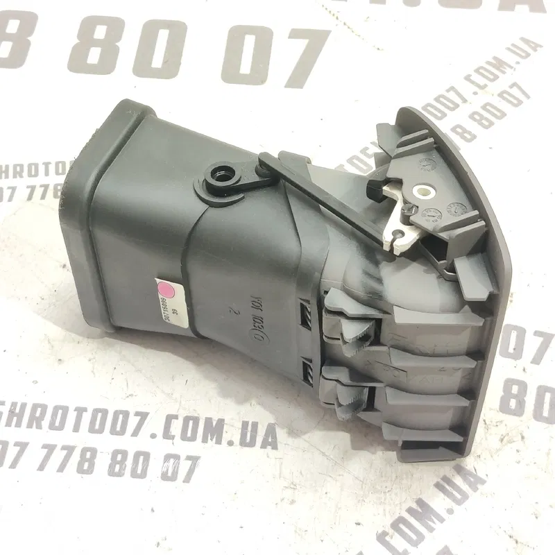 Дефлектор обдуву Volvo V50 (04-12) 2.0D Правий OEM 30715099