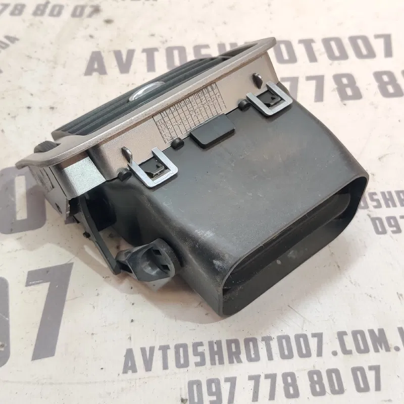Дефлектор обдуву Peugeot 307 (01-08) 1.4 Бензин правий