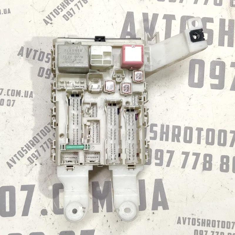Блок запобіжників Toyota Auris (06-12) 1.6 Бенз 8273002150a