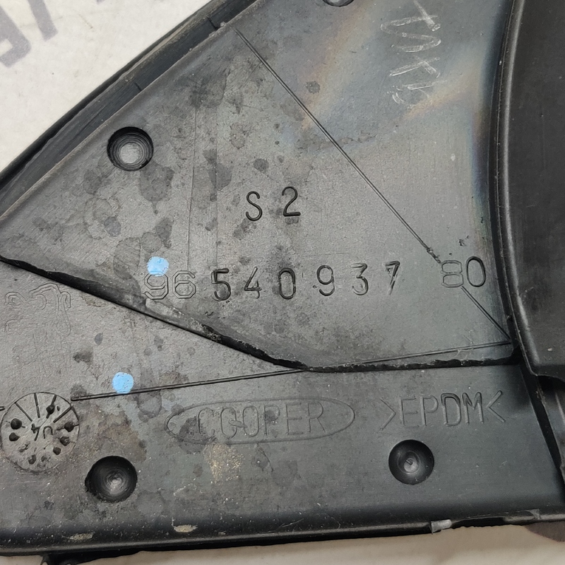 Скло дверей переднє праве Peugeot 407 (04-11) 2.0 дизель