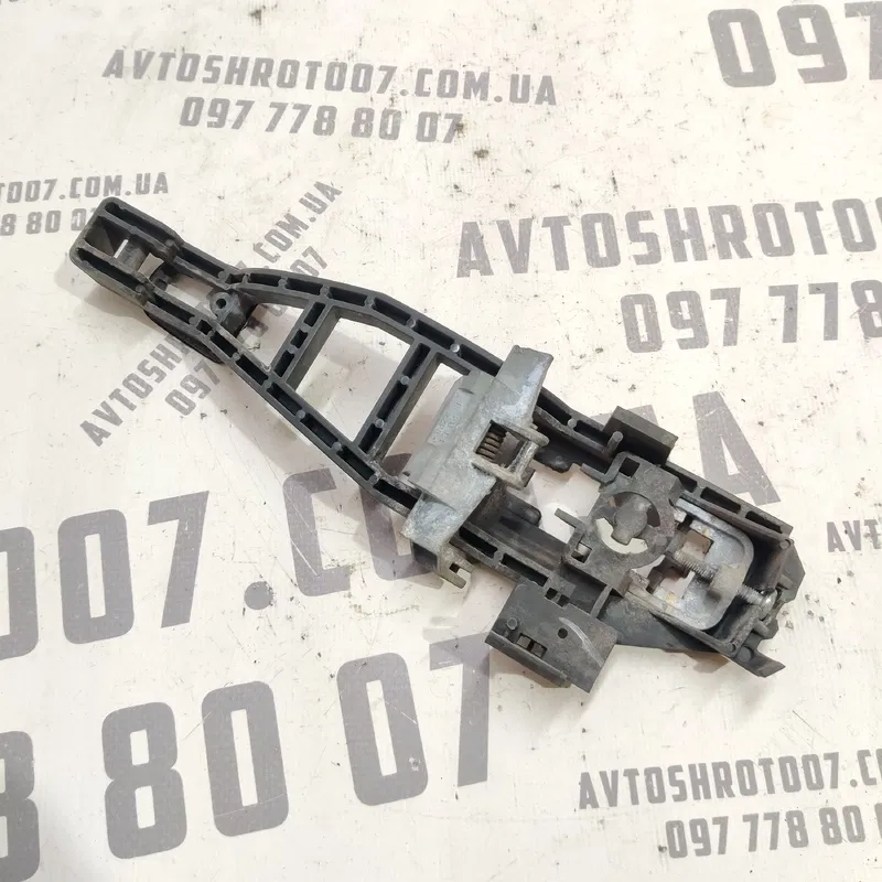 Кронштейн пер. правий Ford Focus MK2 04-11 1.6D 3M51R224A37