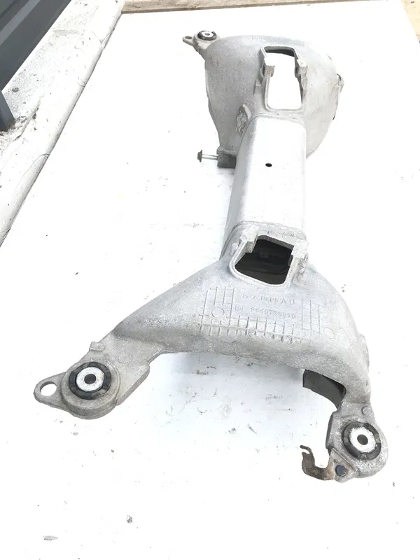 Підрамник задній Peugeot 407 (04-11) 2.0D 8640718610