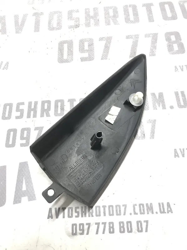 Накладка салону передня права Citroen Berlingo 1 96-08 1.6D