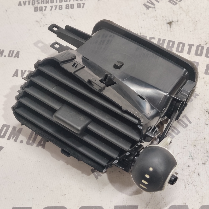 Дефлектор обдуву правий Renault Grand Scenic 3 (09-16) 1.6D