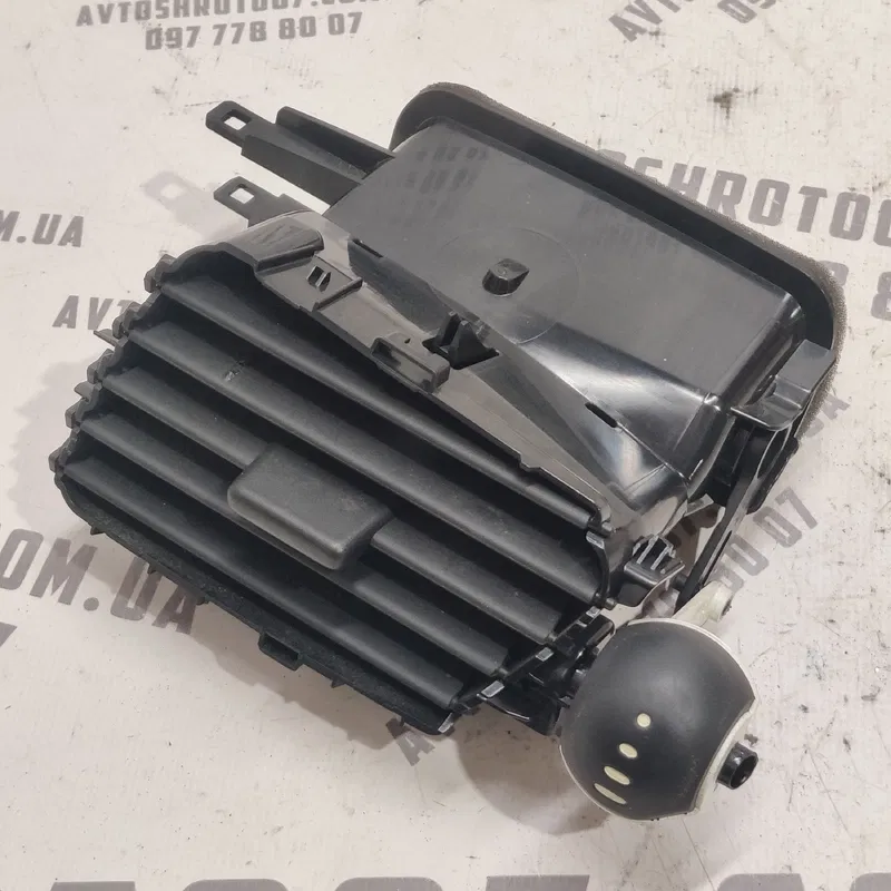 Дефлектор обдуву правий Renault Grand Scenic 3 (09-16) 1.6D