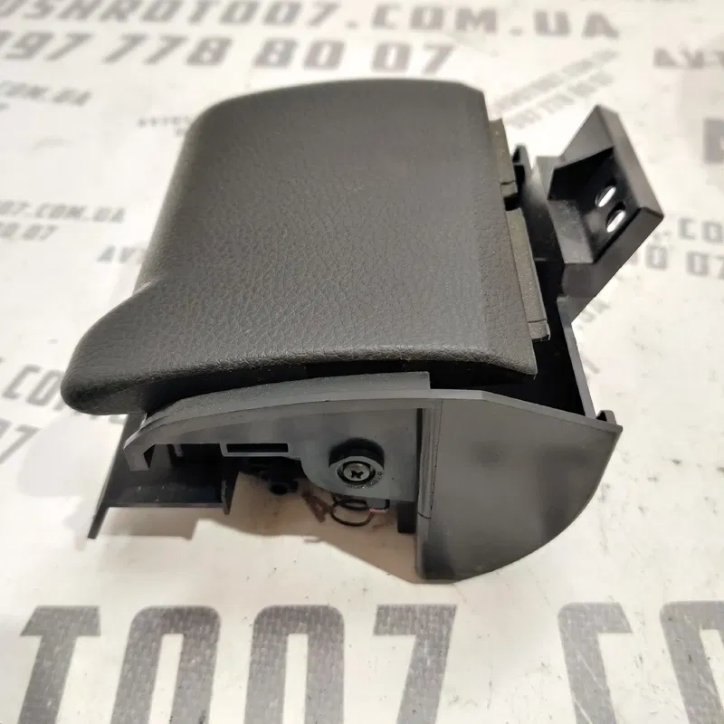 Підстаканник правий Nissan X-Trail T30 01-07 2.5 68430EQ000