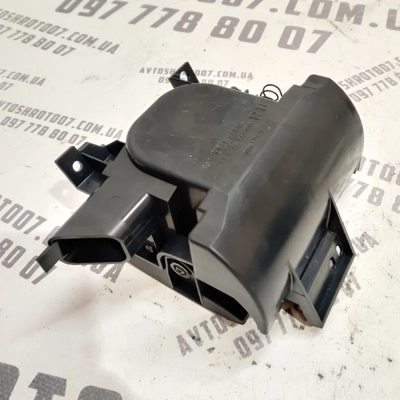 Підстаканник правий Nissan X-Trail T30 01-07 2.5 68430EQ000