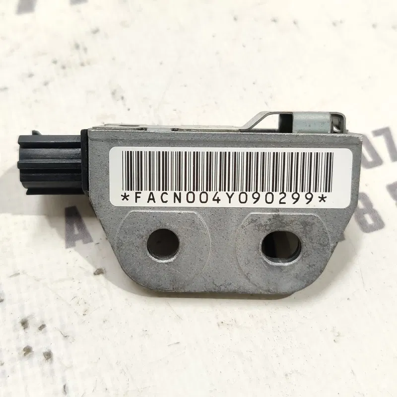 Датчик удару Airbag правий Nissan X-Trail T30 (01-07) 2.5