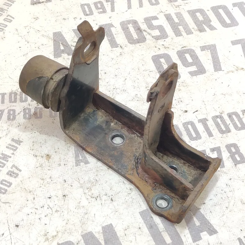 Кронштейн двигуна лівий Toyota Avensis T25 03-09 2.0D