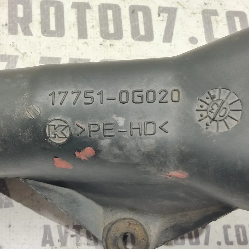 Патрубок повітряний Toyota Avensis T25 (03-08) 2.0 Дизель