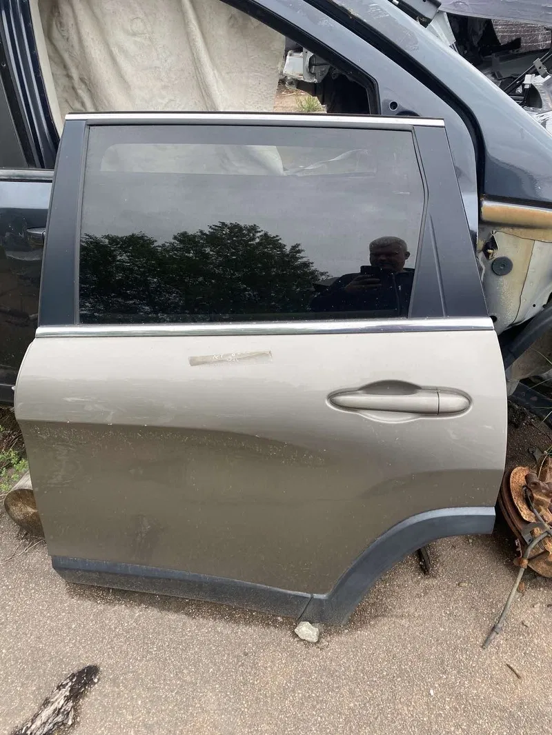 Двері задні ліві Jeep Cherokee KL (14-23)
