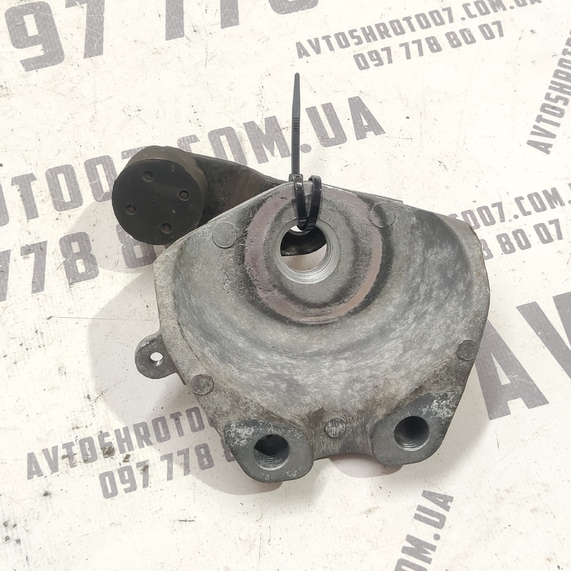 Кронштейн подушки двигуна Mazda 6 GY 02-07 2.0Б пер. правий