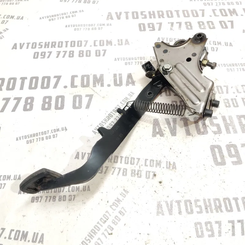 Педаль щеплення Toyota Avensis T25 (03-09) 2.0 дизель