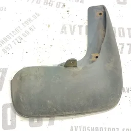 Бризговик задній правий Toyota Avensis T25 (03-08) 2.0D