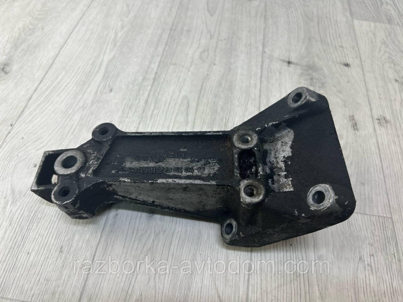 Кронштейн/кріплення опори двигуна лівий 2,2CDI Mercedes Sprinter (95-06) OE:A6112230404