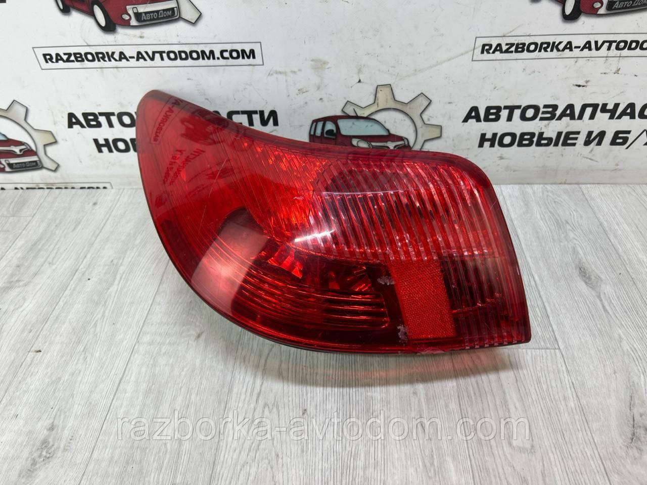 Ліхтар задній правий (стоп) універсал SW Peugeot 308 (07-13) OE:96814438XT ДЕФЕКТ тріщина