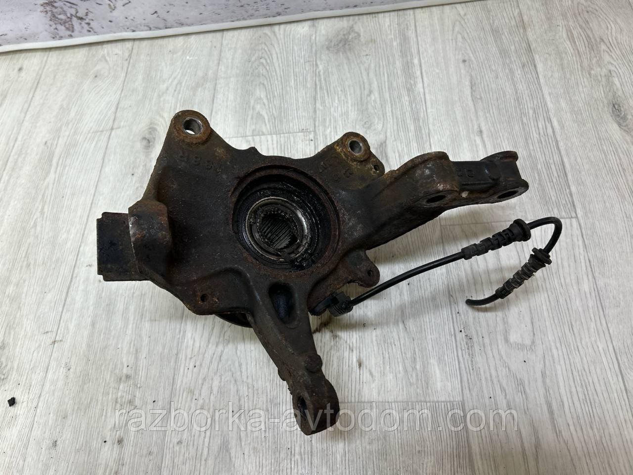 Поворотний кулак передній правий (ступеця/дряпфа) Renault Scenic 3, Grand OE:400146027R Є невеликий звук підшипника