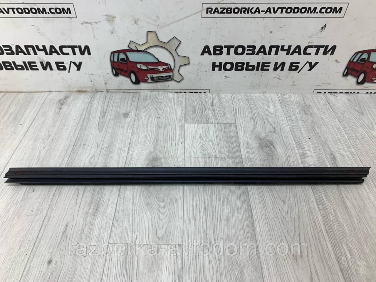 Молдинг скла дверей передньої правої поринки Peugeot 407 (04-11) OE: 9334 E1