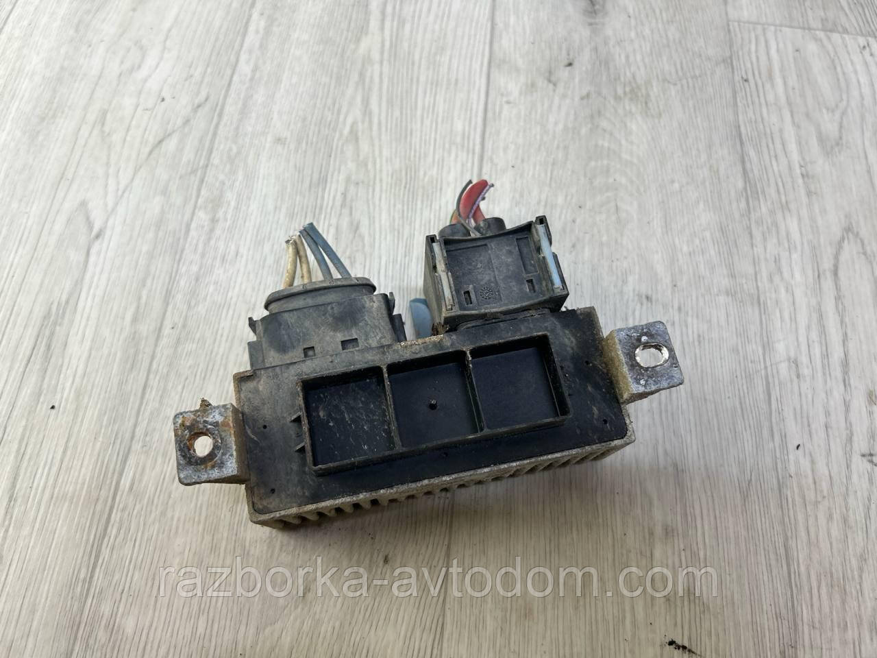 Реле свічок накала Renault Scenic 3, Grand Scenic 3, Master 3, Laguna 3 OE:8200558438-a