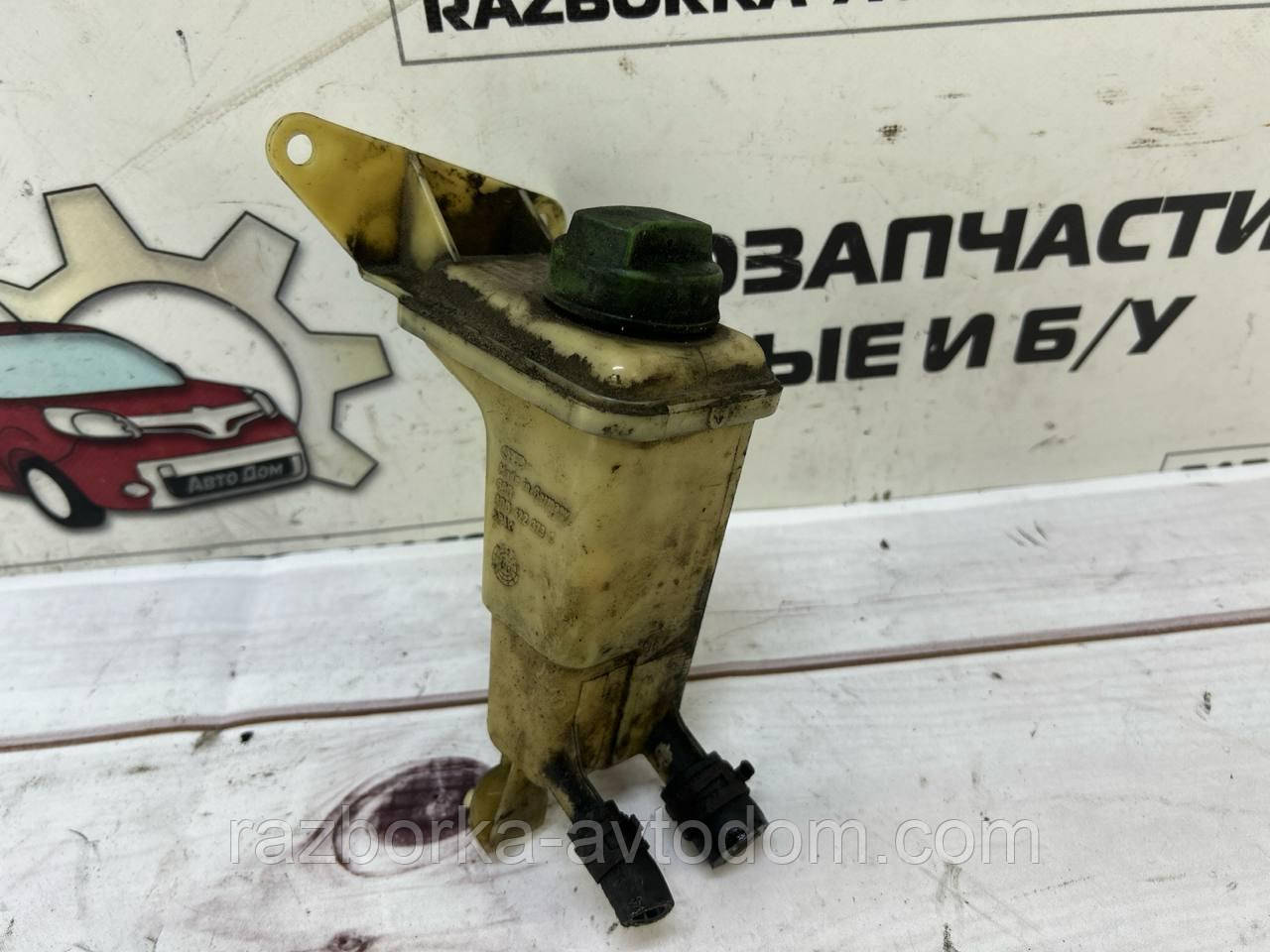 Бачок гідропідсилювача VW Passat B5 (96-05) Audi A4 B5, A6 C5 OE: 8d0422373c