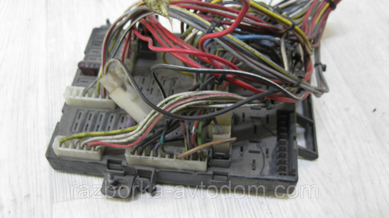 Блок запобіжників Mercedes MB100 (1988-1996) 6315401373