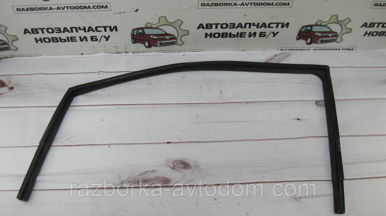 Ущільнювальна гумка дверей передньої лівої Hyundai Getz (2002-2005) OE:825301C000