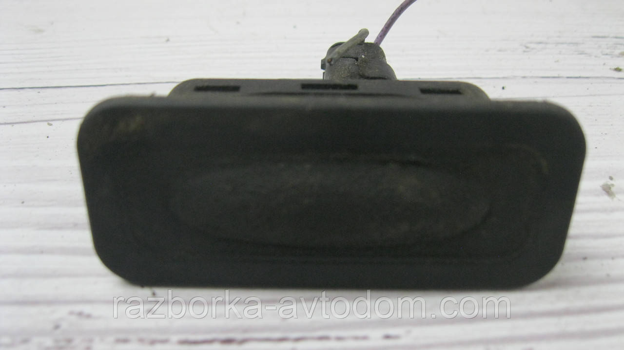 Кнопка відкривання кришки багажника універсал Renault Laguna 2, 3 (2001-2015), Megane 2 OE:8200076258