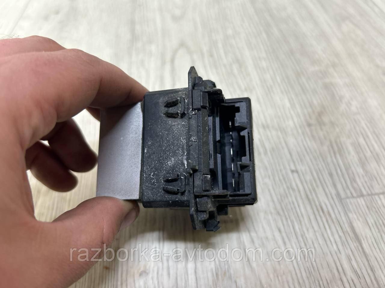 Резистор печки Renault Scenic 3 (09-), Megane 3, Grand Scenic 3, Clio 4 OE:t1017845r