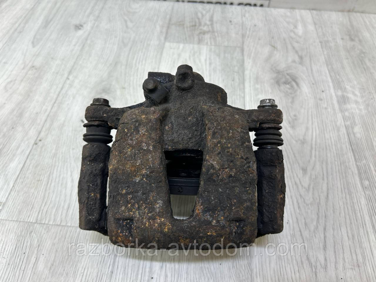 Суппорт передній правий Peugeot Bipper (07-16), Fiat Fiorino (07-), Citroen Nemo (07-) OE:4401P7