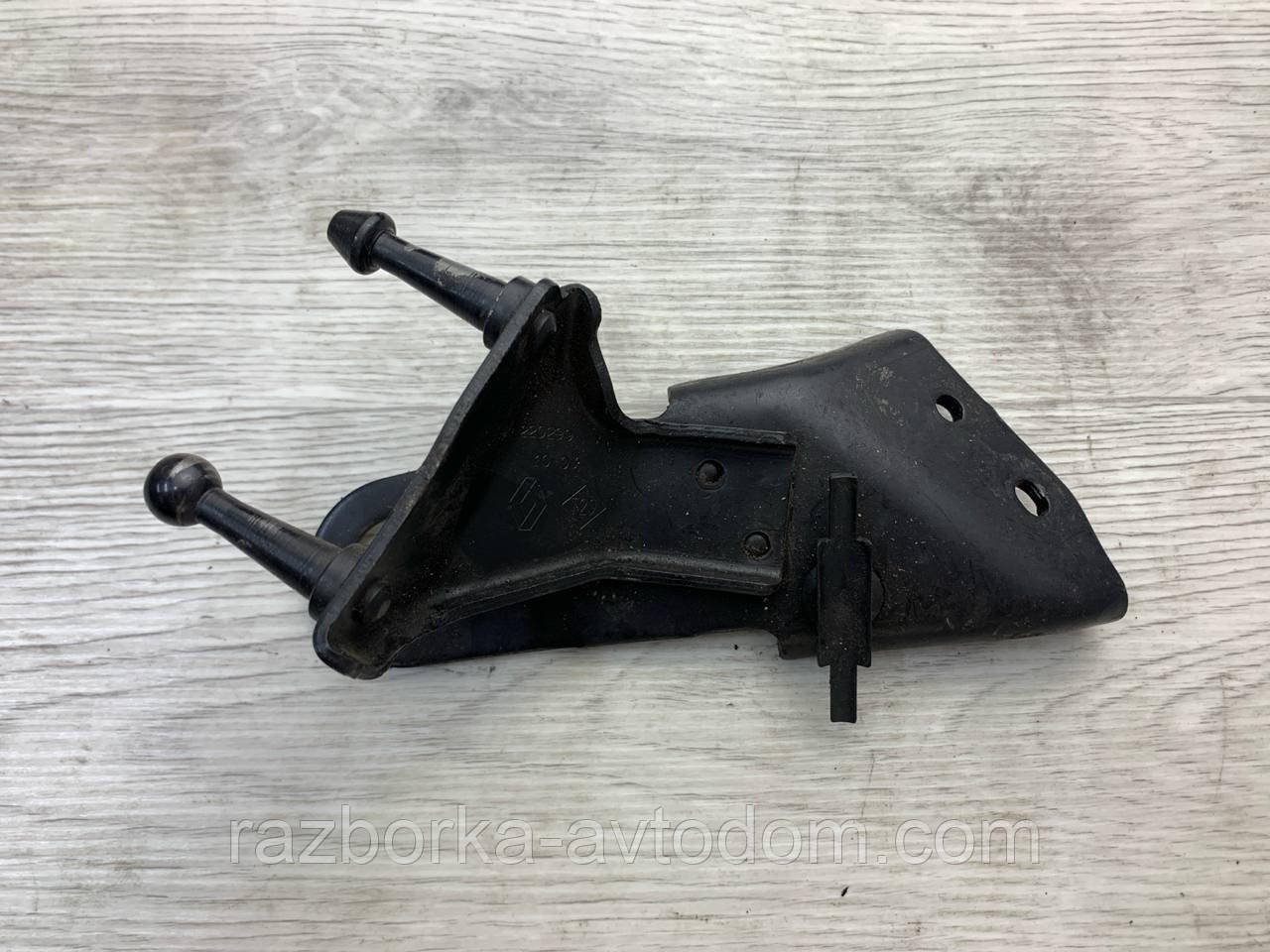 Кронштейн головки блока ззаду зліва Renault Kangoo (1997-2007) OE: 8200220299